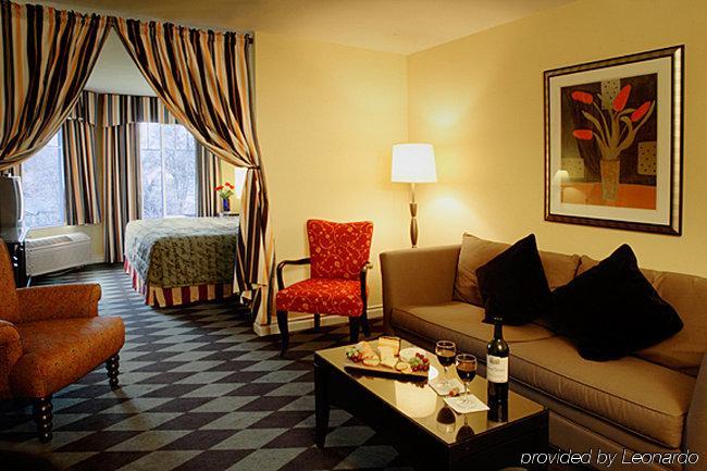 Plaza Inn & Suites At Ashland Creek Стая снимка